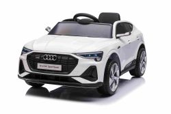 Elektrische kinderauto Audi E-tron Sportback 12V, wit, brede eenpersoonsstoel met 3-punts veiligheidsgordel, 2,4 GHz afstandsbediening, USB/AUX-aansluiting, vering, lithiumbatterij, LED-verlichting, 2 x 25W motor, ORIGINELE licentie